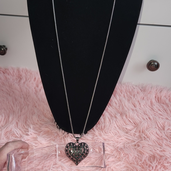 Beautiful gun metal and black gemstone heart necklace! NwOT! (G13) - Picture 2 of 5